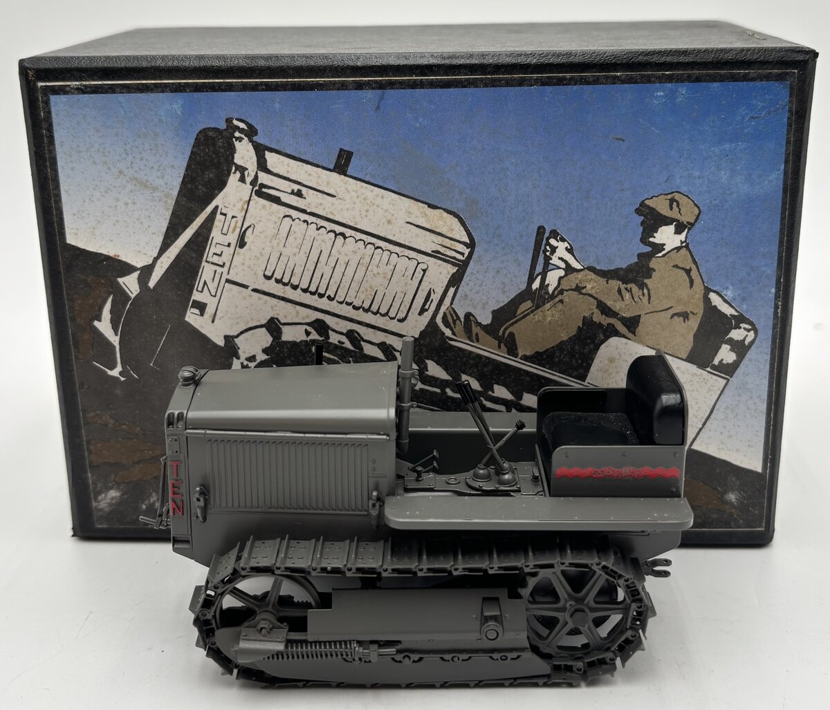 CCM 1:24 Caterpillar Ten Tractor Model LN/Box