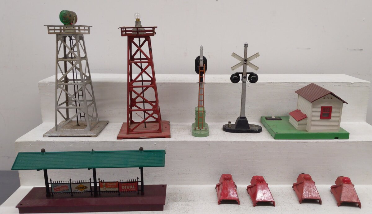 Lionel Vintage O Signals, Platforms, & Beacons: 260, 394, 154, 494, 157 [10]