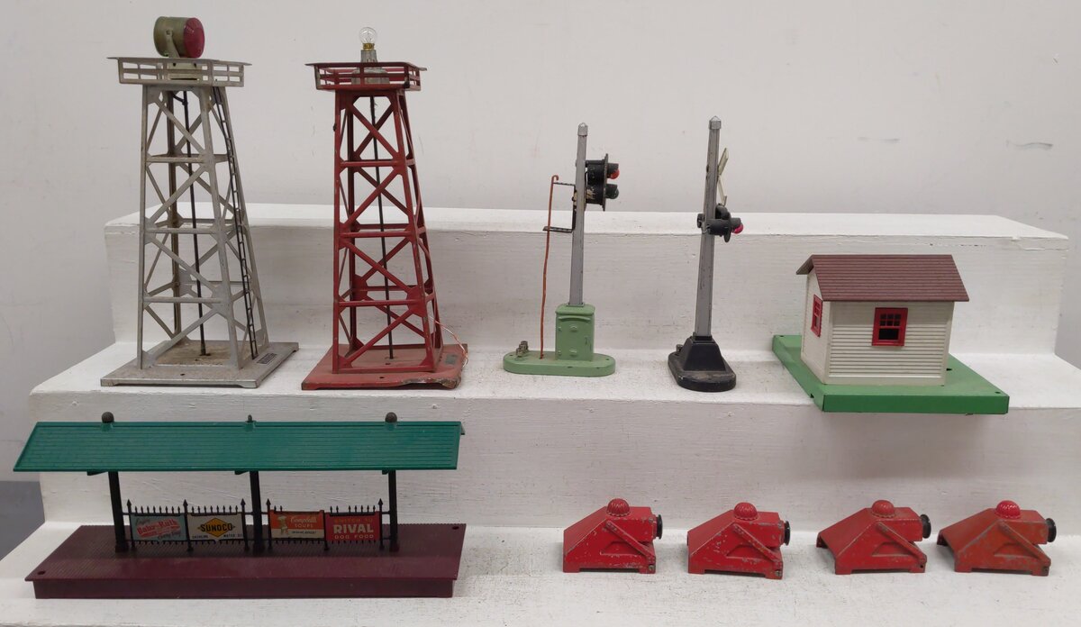 Lionel Vintage O Signals, Platforms, & Beacons: 260, 394, 154, 494, 157 [10]