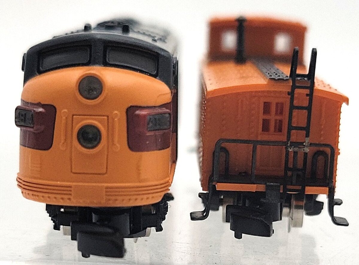 Marklin 88603 Z Scale Milwaukee Road Diesel Locomotive and Caboose LN/Box