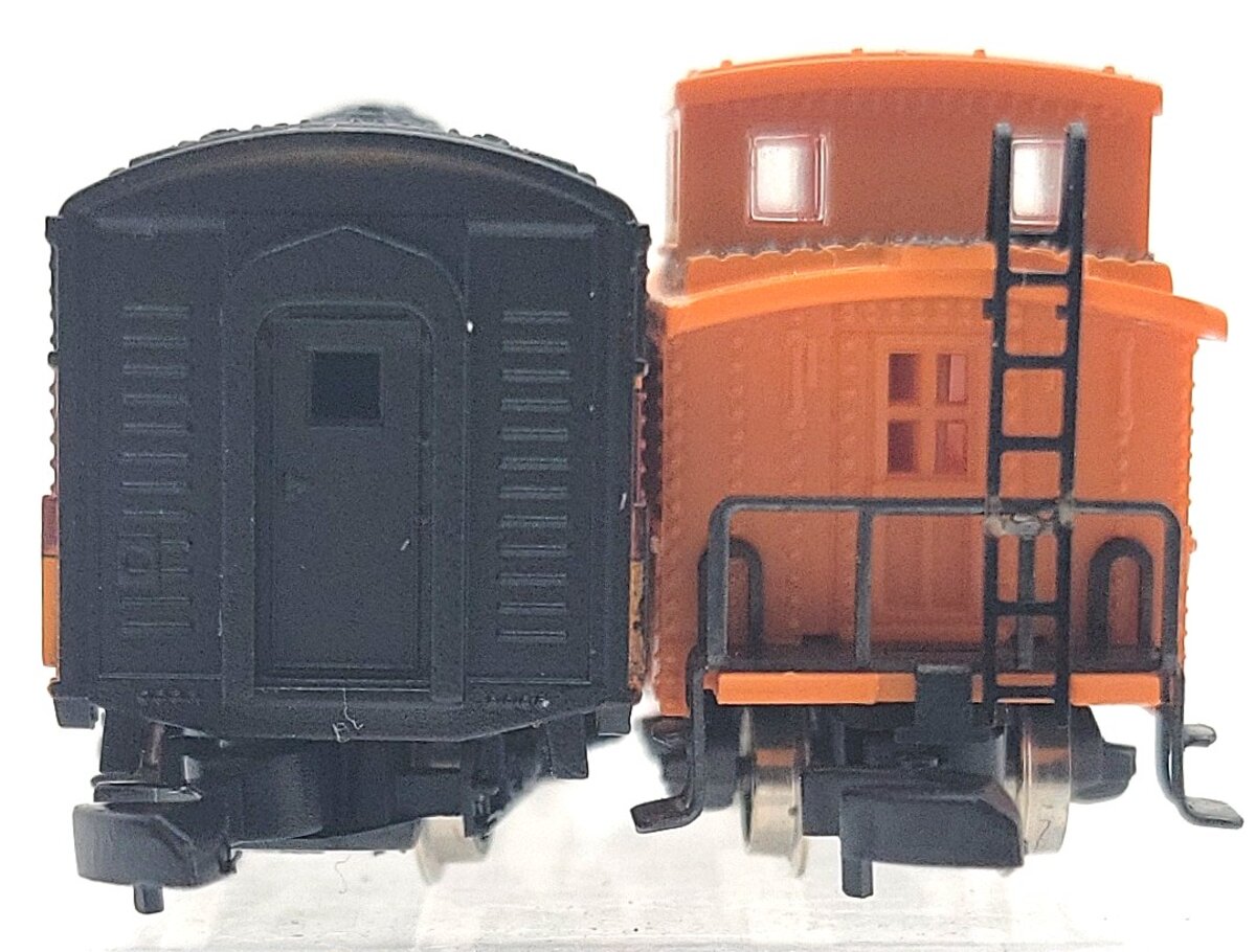 Marklin 88603 Z Scale Milwaukee Road Diesel Locomotive and Caboose LN/Box
