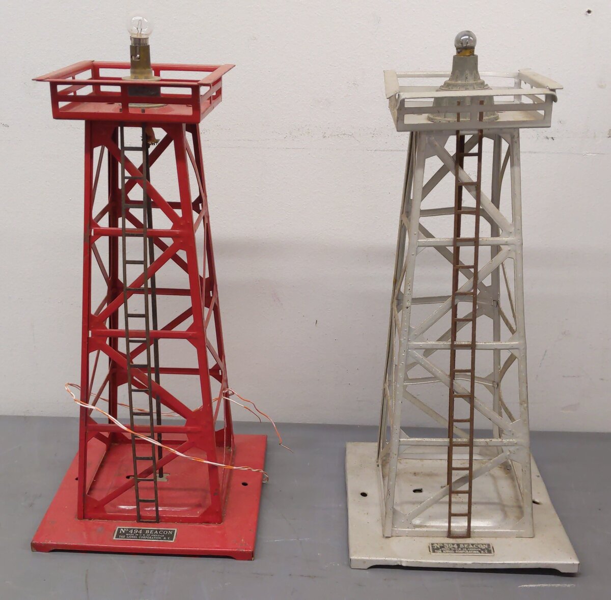Lionel Vintage O Signals & Beacons: 494, 394, 252, 154, 140 [7]