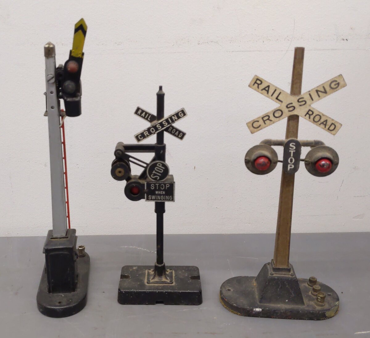 Lionel Vintage O Signals & Beacons: 494, 394, 252, 154, 140 [7]