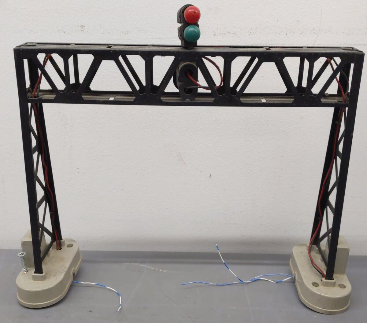 Lionel Vintage O Signals & Beacons: 494, 394, 252, 154, 140 [7]