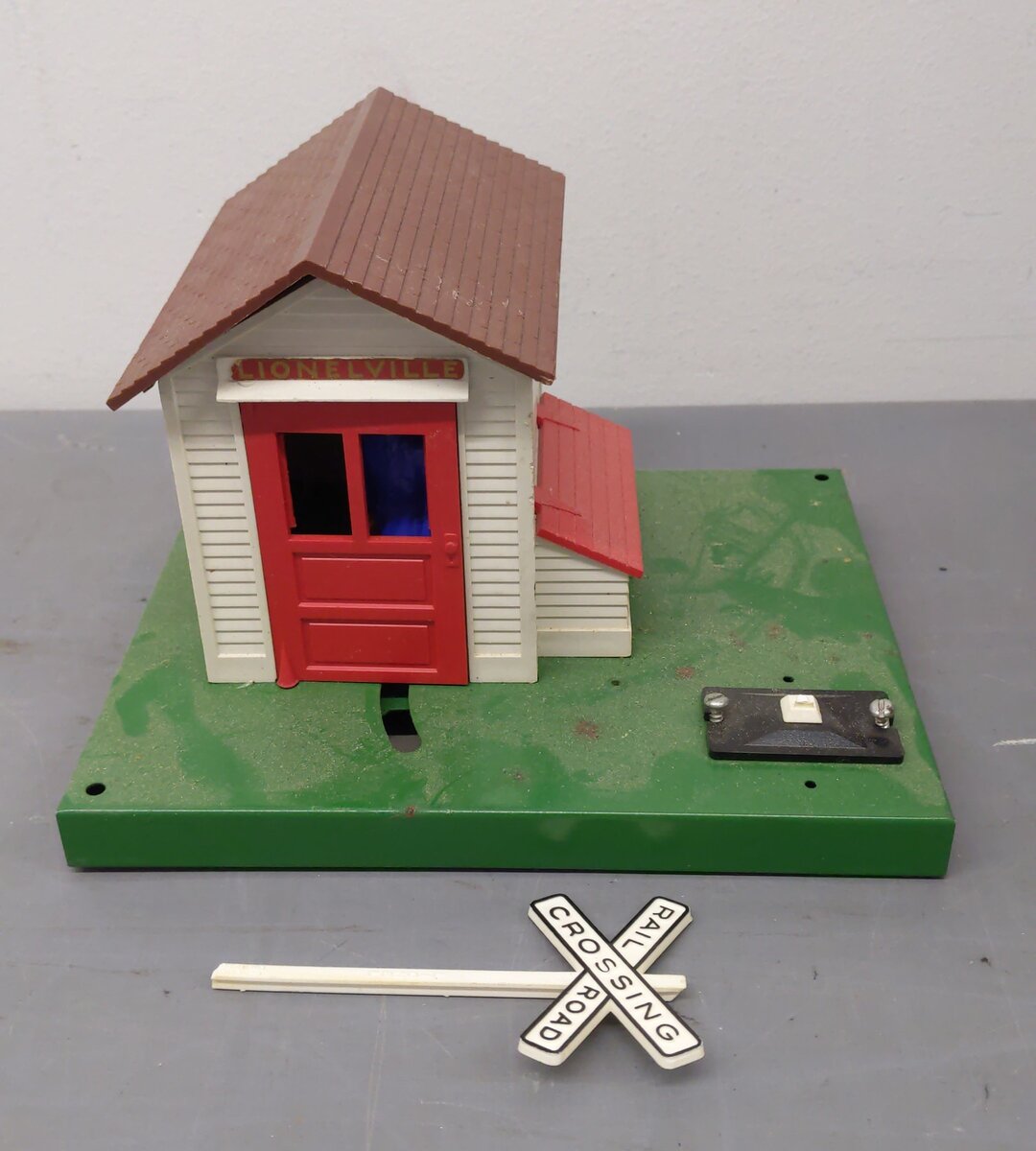 Lionel Vintage O Signals, Station & Water Tower: 154, 260, 450, 257 [9] VG