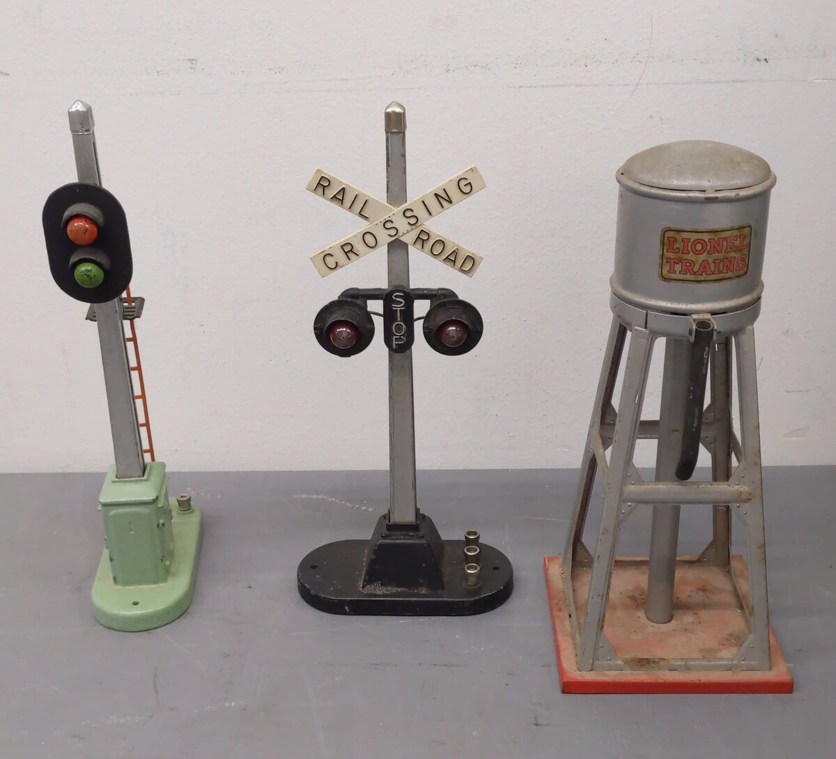Lionel Vintage O Signals, Station & Water Tower: 154, 260, 450, 257 [9] VG