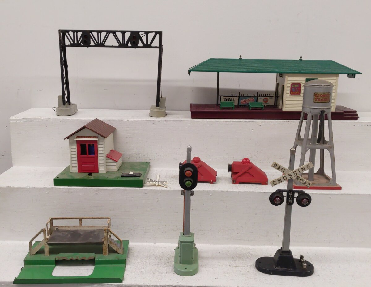 Lionel Vintage O Signals, Station & Water Tower: 154, 260, 450, 257 [9] VG