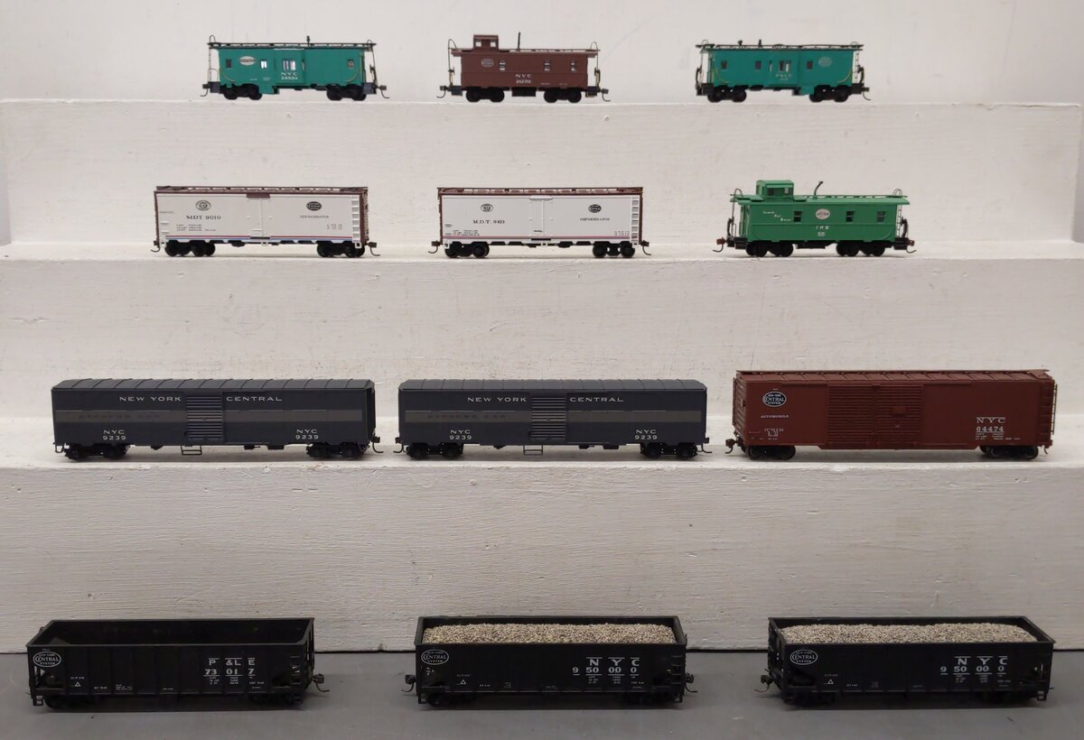 Assorted HO Scale Freight Cars [12] EX