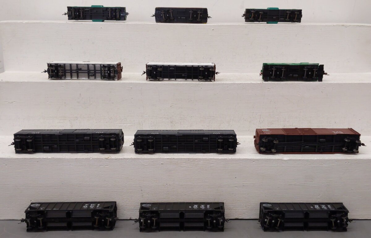 Assorted HO Scale Freight Cars [12] EX