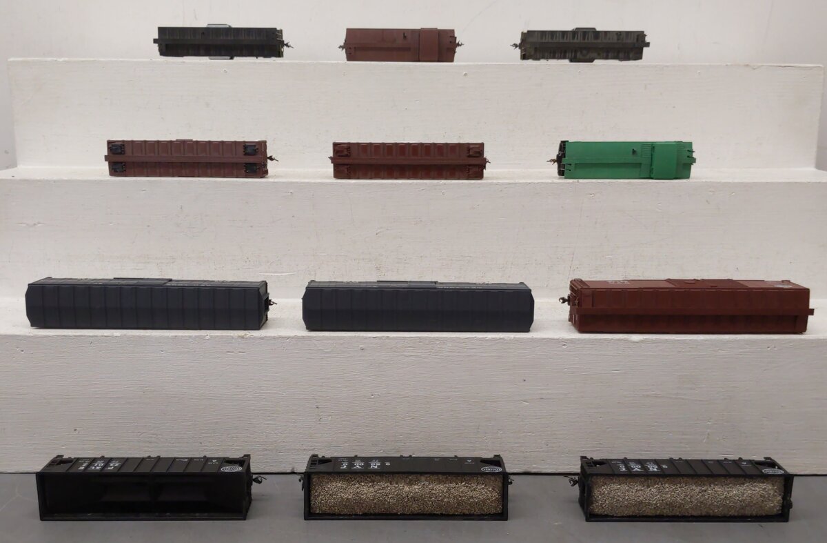 Assorted HO Scale Freight Cars [12] EX