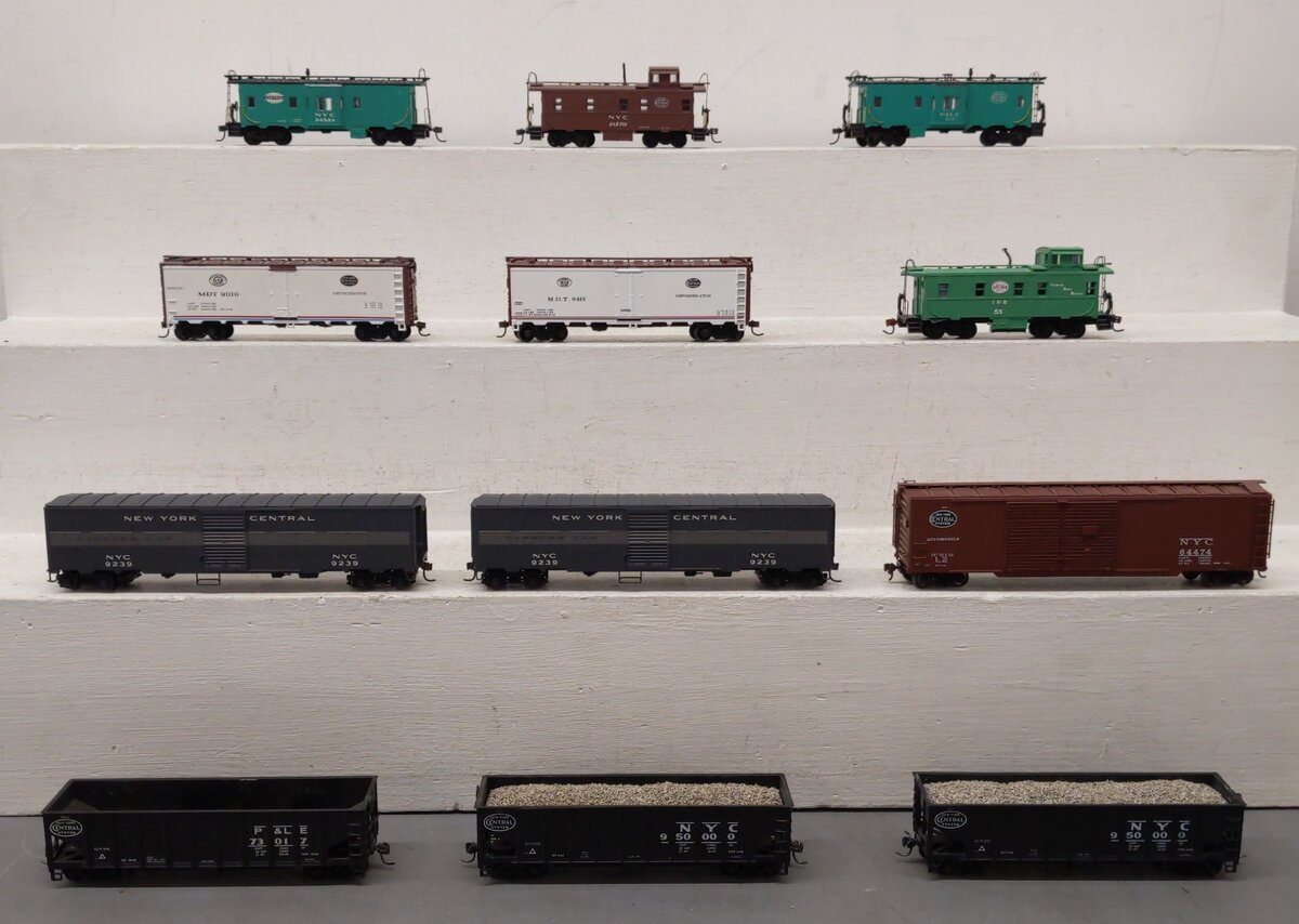 Assorted HO Scale Freight Cars [12] EX