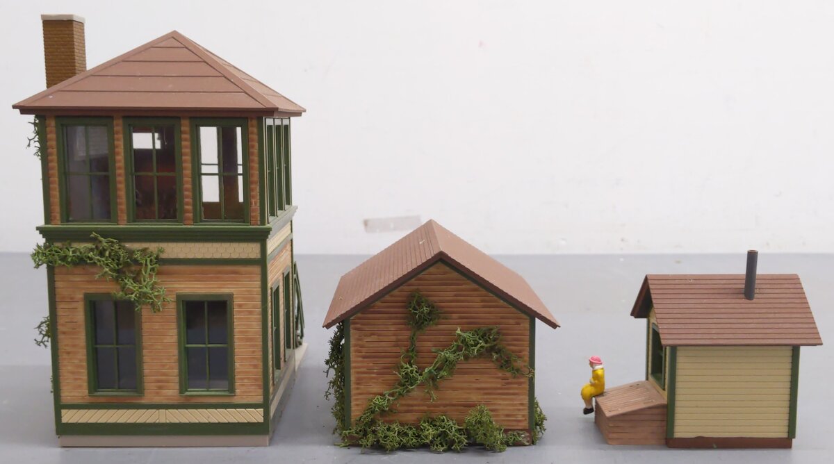 Walthers 933-2703 O Gauge Custom Trackside Structures Set - Buildings Only/Box