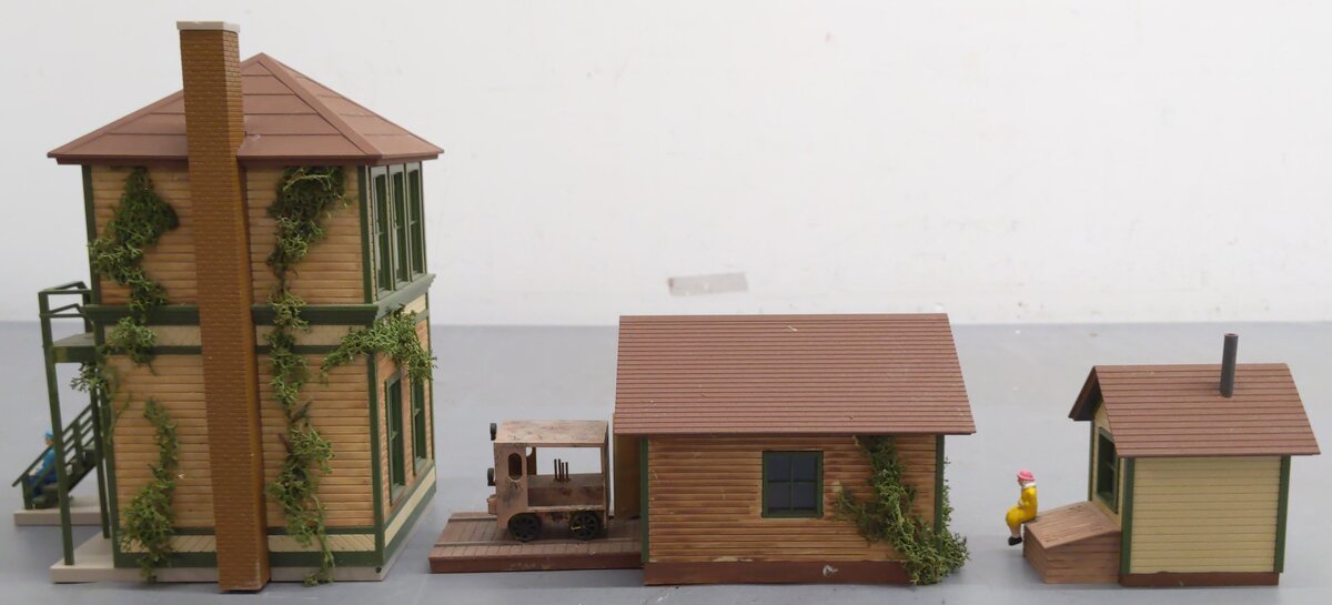 Walthers 933-2703 O Gauge Custom Trackside Structures Set - Buildings Only/Box