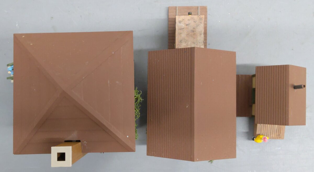Walthers 933-2703 O Gauge Custom Trackside Structures Set - Buildings Only/Box