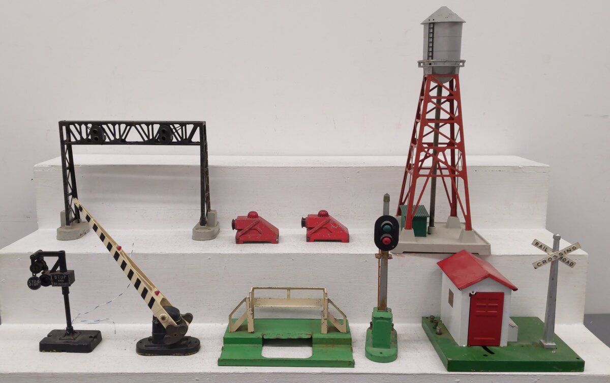 Lionel Vintage O Water Tower, Signals, & Gateman: 260, 450, 252, 193 [9]