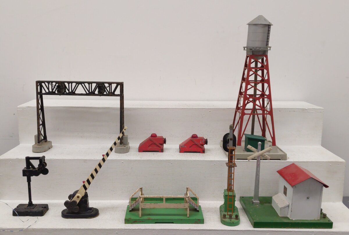Lionel Vintage O Water Tower, Signals, & Gateman: 260, 450, 252, 193 [9]