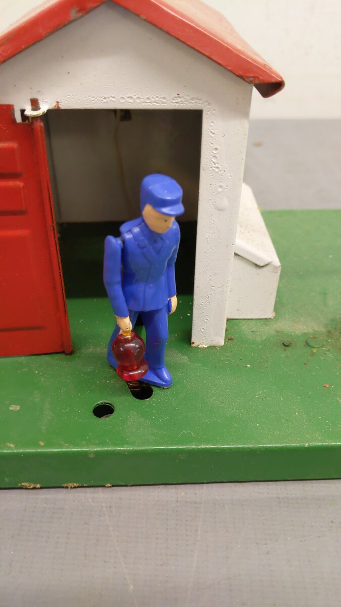 Lionel Vintage O Water Tower, Signals, & Gateman: 260, 450, 252, 193 [9]