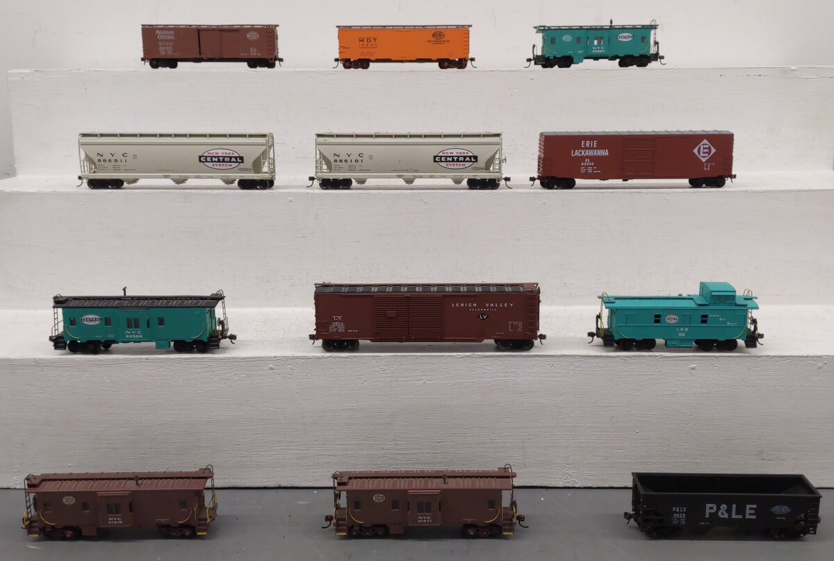 Assorted HO Scale Freight Cars [12] VG