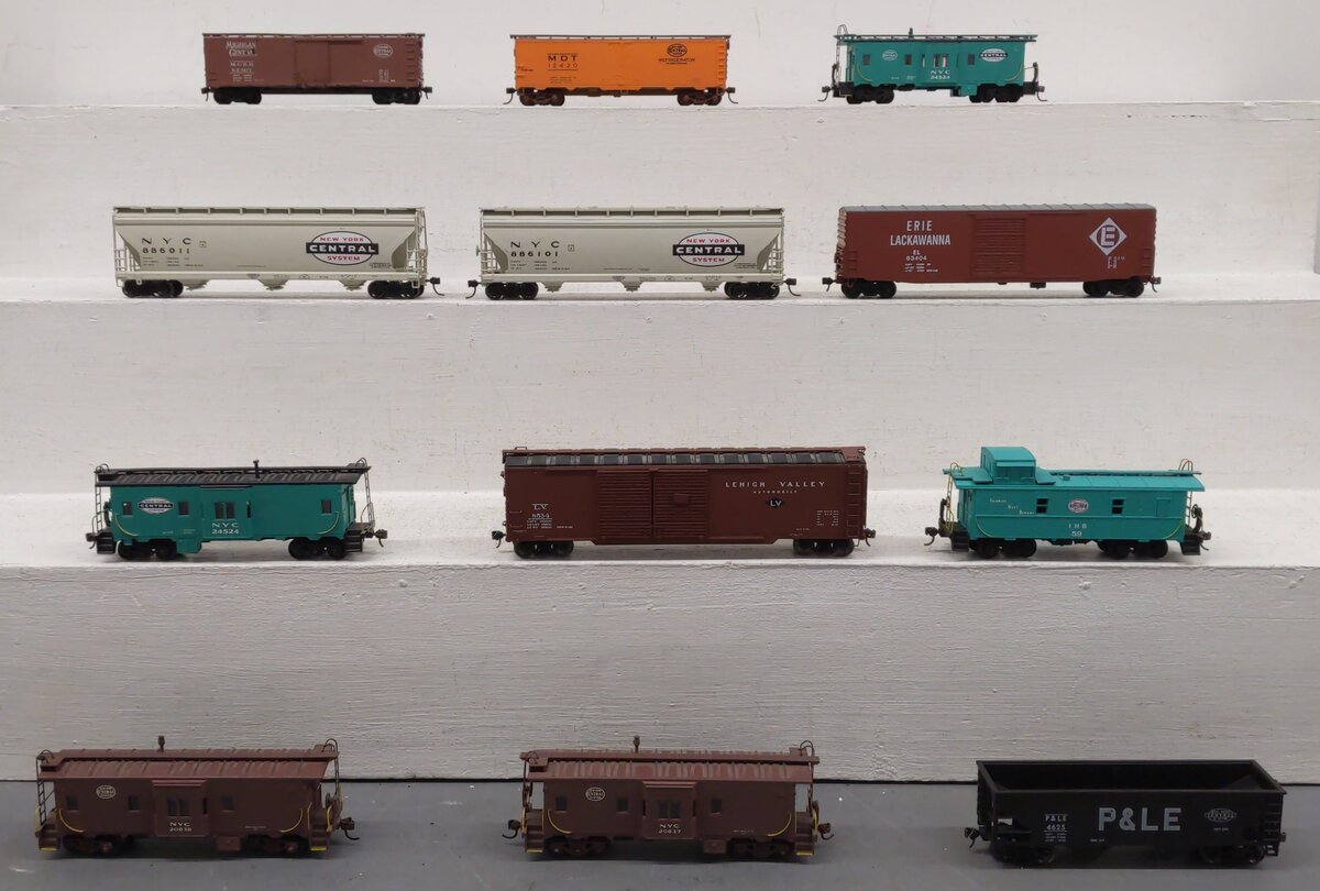 Assorted HO Scale Freight Cars [12] VG