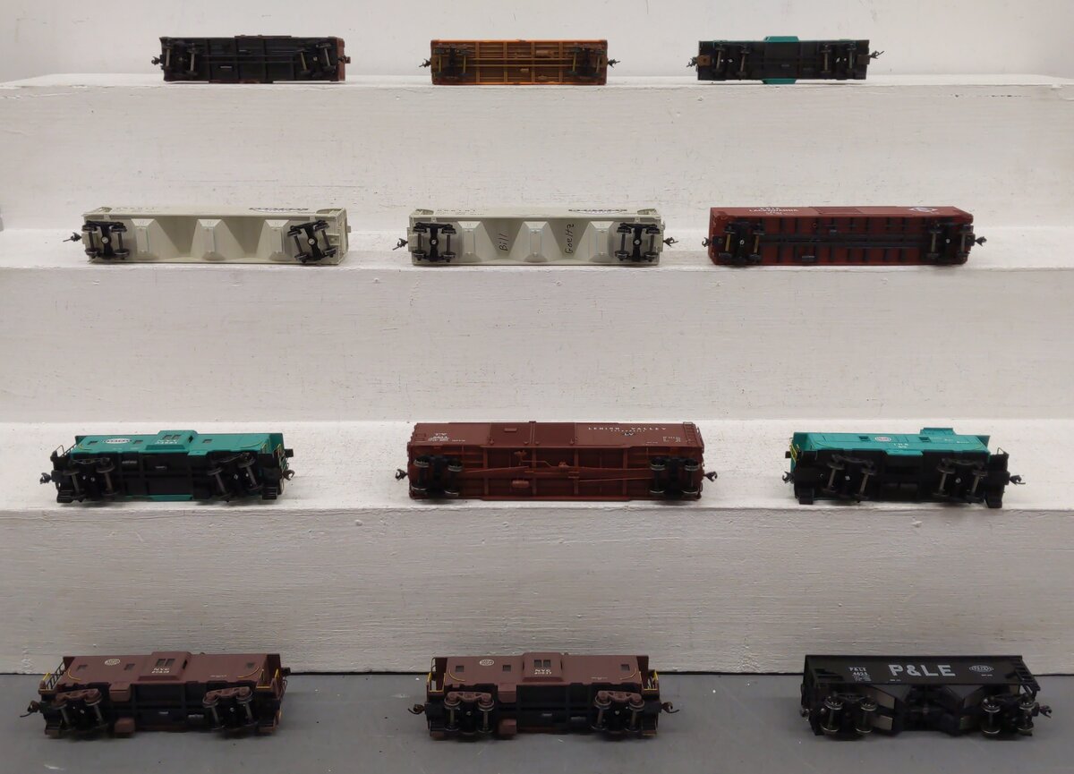 Assorted HO Scale Freight Cars [12] VG