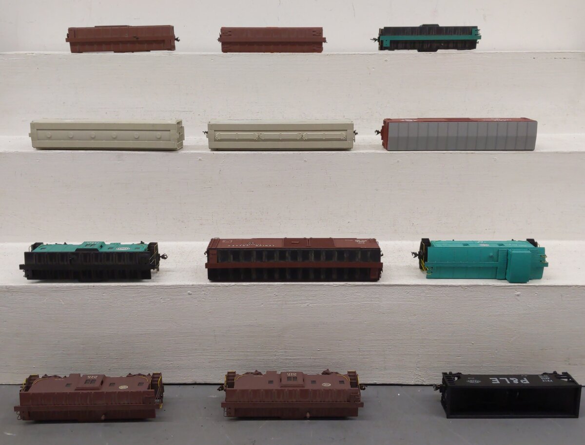 Assorted HO Scale Freight Cars [12] VG