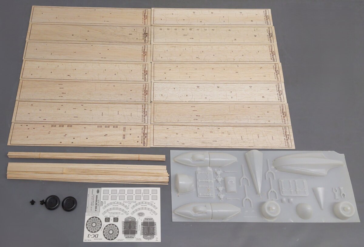 Guillows 804 1:32 Douglas DC-3 Civilian 35-1/2" Wingspan Aircraft Plane Kit EX/Box