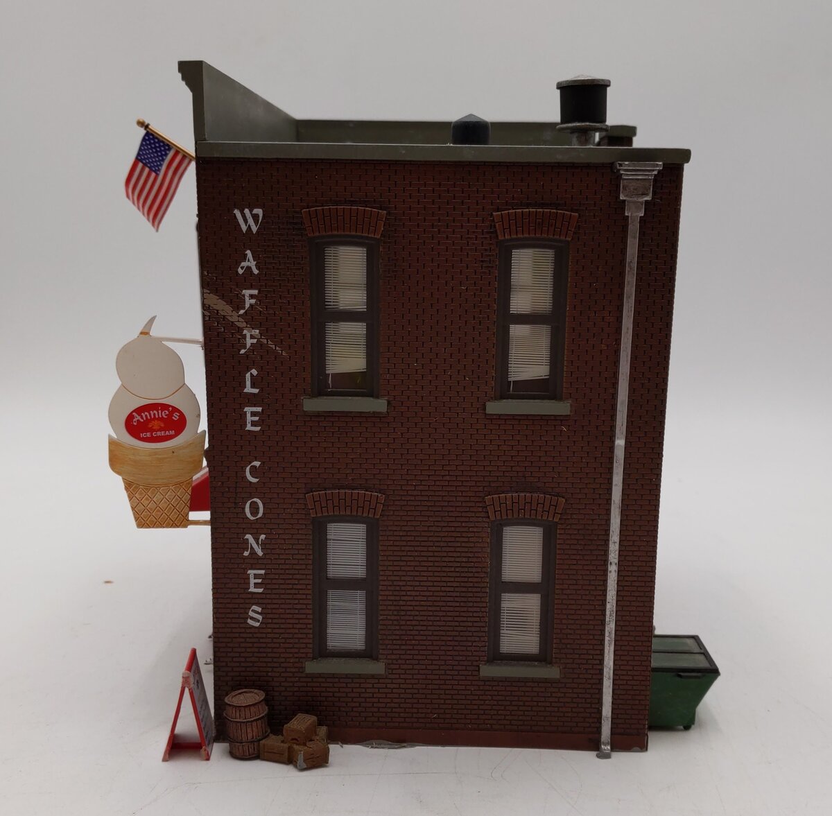 Woodland Scenics BR5844 O Built-&-Ready Corner Emporium Building VG/Box