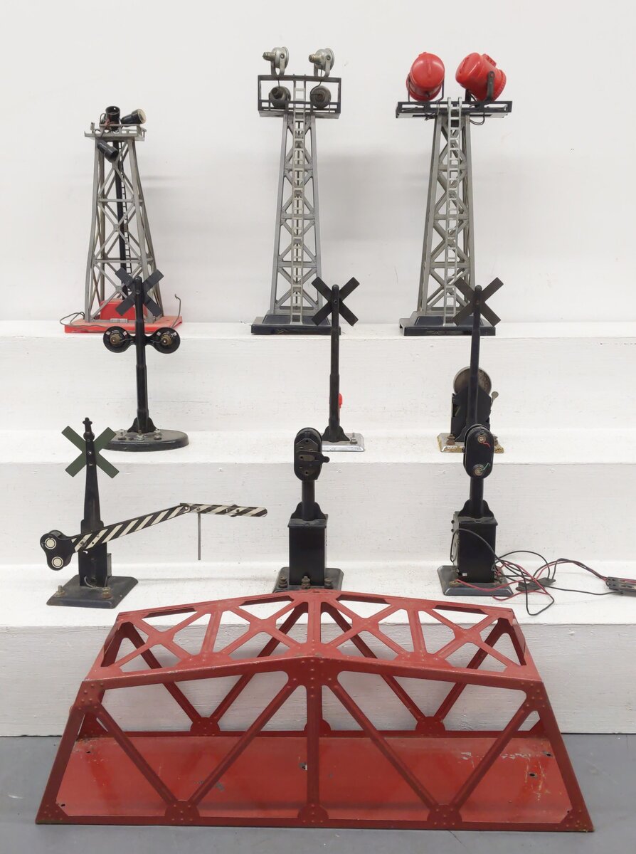 Marx & American Flyer Vintage O Signals, Bridge, & Floodlights [10]
