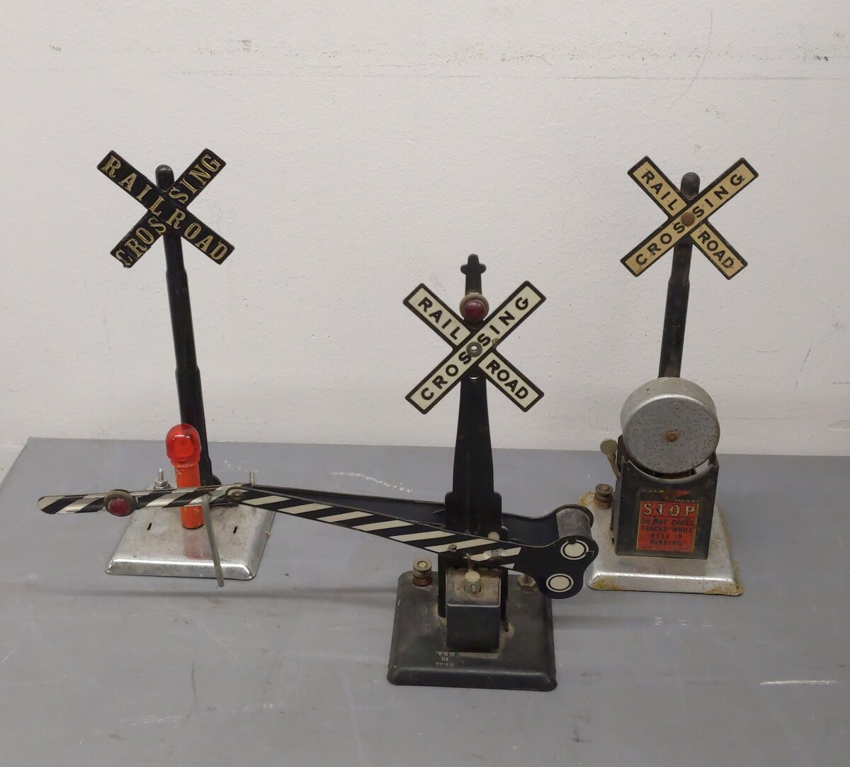 Marx & American Flyer Vintage O Signals, Bridge, & Floodlights [10]