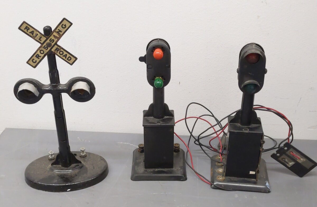 Marx & American Flyer Vintage O Signals, Bridge, & Floodlights [10]