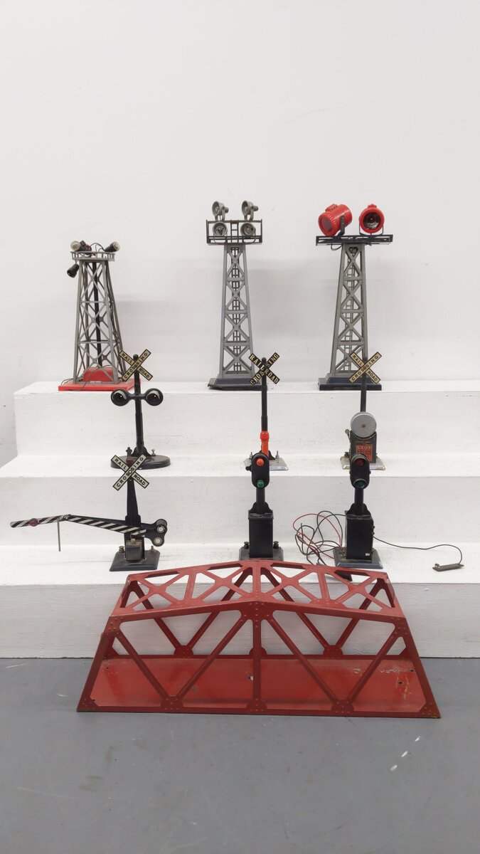 Marx & American Flyer Vintage O Signals, Bridge, & Floodlights [10]