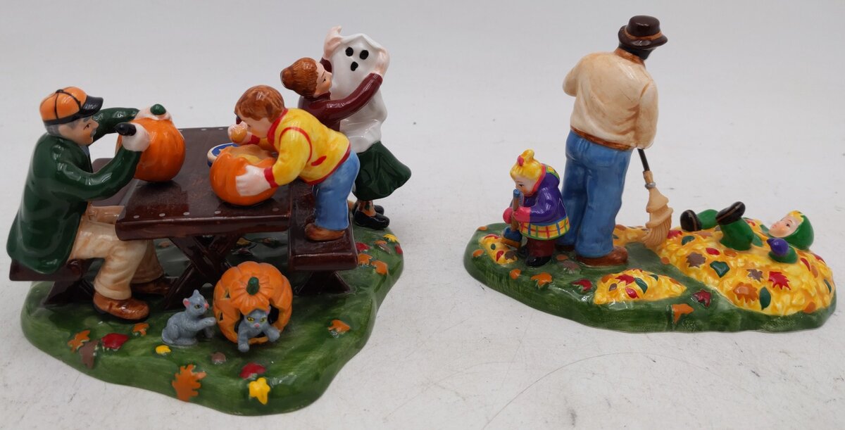 Department 56 56.54982 Preparing For Halloween (Set of 2) EX/Box