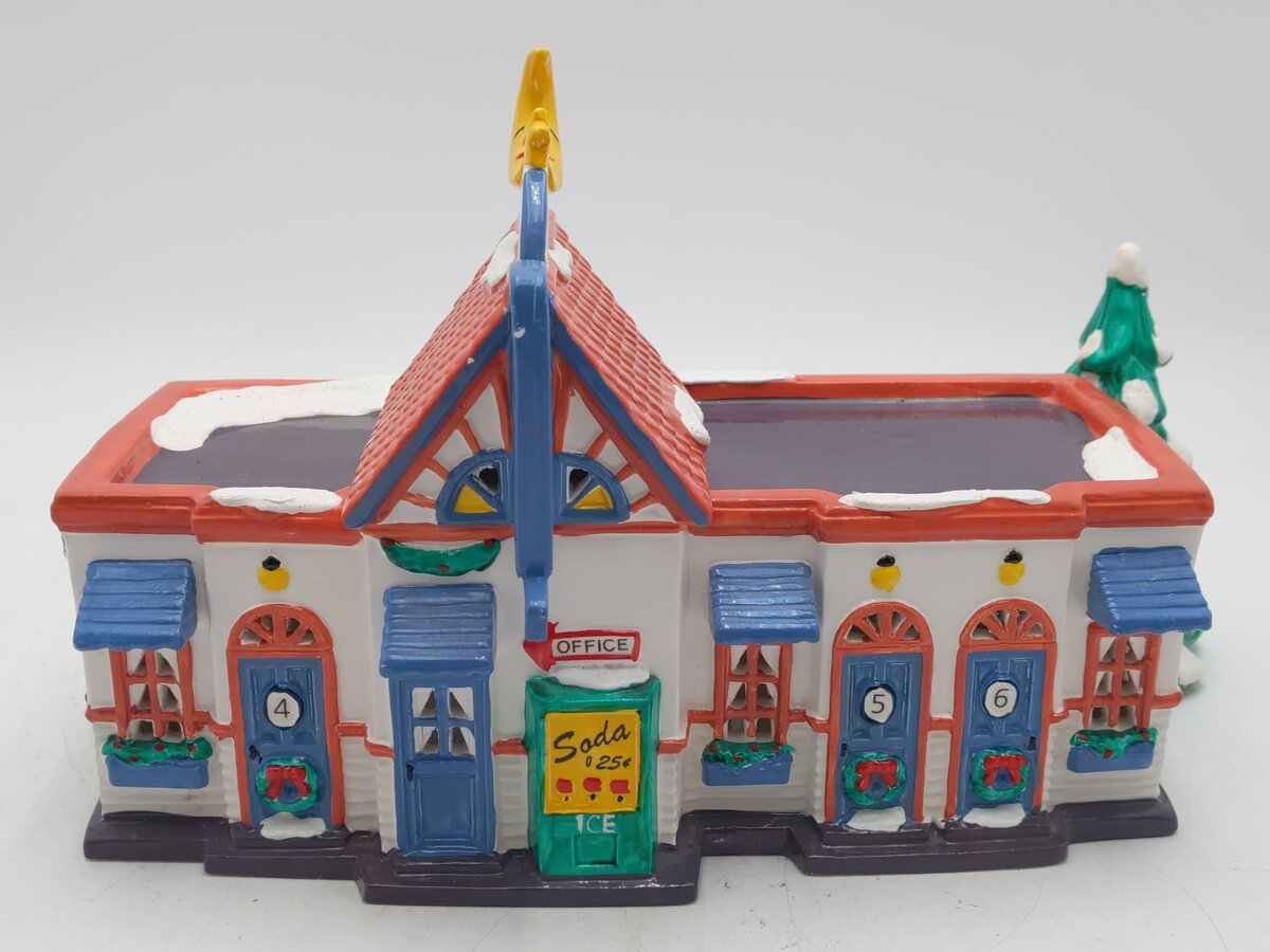 Dept 56 5401-1 Snow Village "The Honeymooner Motel" Handpainted Ceramic Building EX/Box
