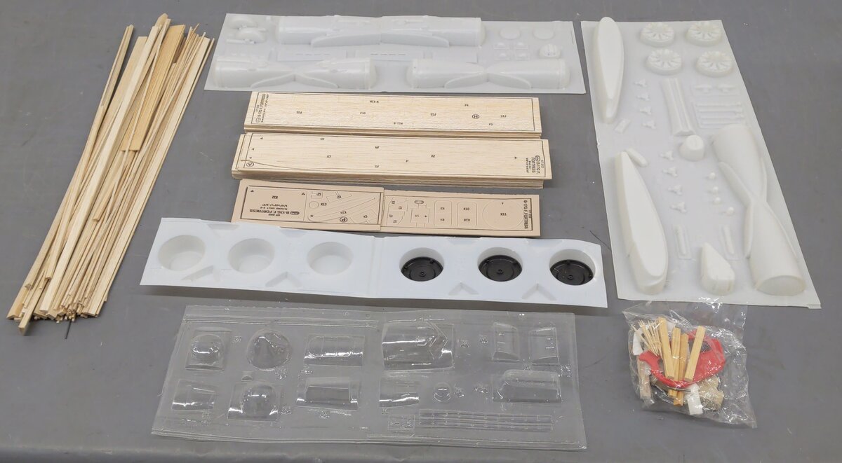 Guillows 2002 1:28 Flying Fortress 45-3/4 Wingspan B17G Military Plane Kit VG/Box