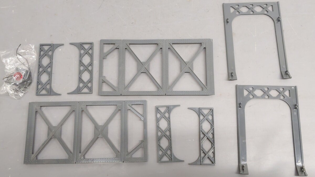 Lionel 6-12772 O Gauge Truss Bridge with Flasher and Piers VG/Box