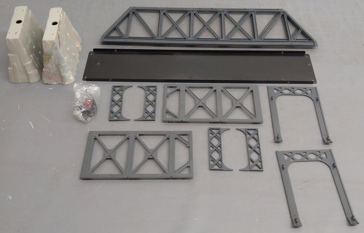 Lionel 6-12772 O Gauge Truss Bridge with Flasher and Piers VG/Box