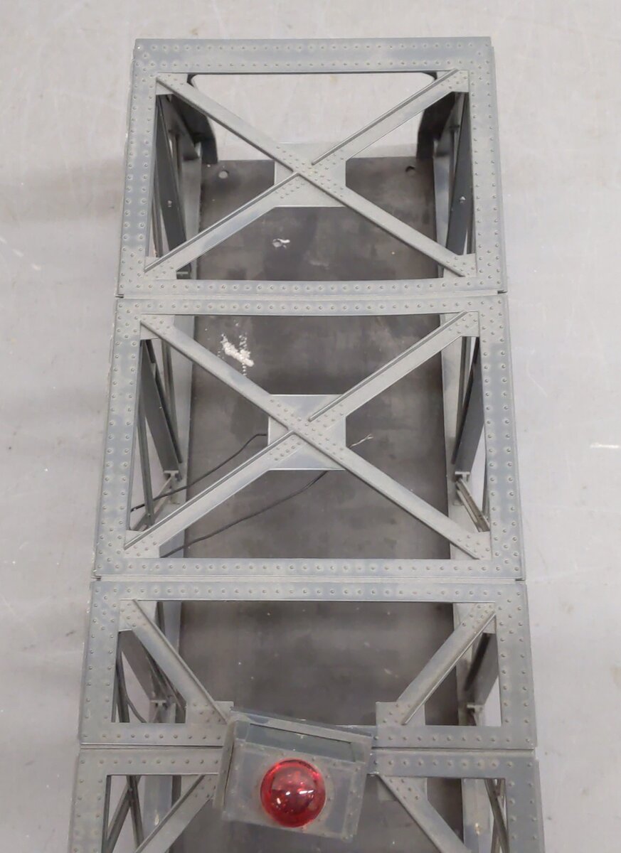 Lionel 6-12772 O Gauge Truss Bridge with Flasher and Piers -Assembled VG/Box