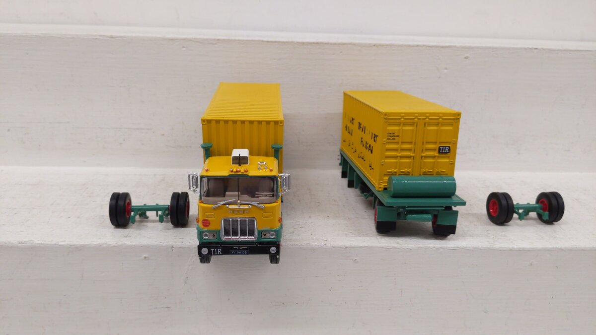 Tekno 71661 1:50 Scale DC Mack F700 Straight Truck W/2 20 Ft Containers Trailer VG/Box