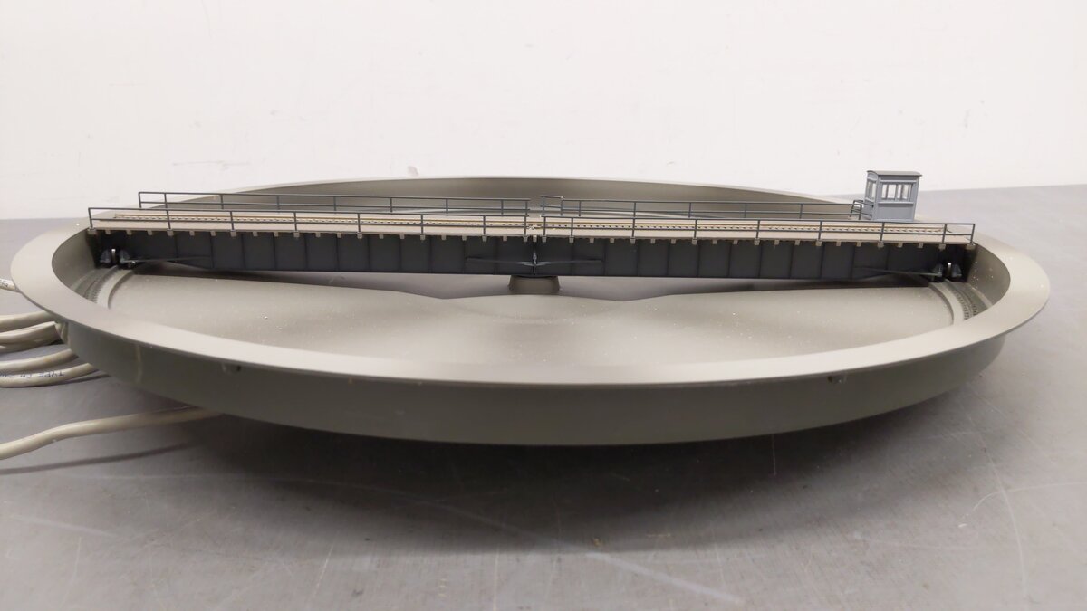 Walthers 933-2829 HO Scale Modern 130' Turntable Cornerstone Built-Up Series EX/Box