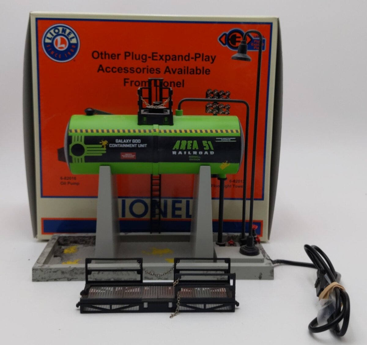 Lionel 2129210 O Assembled Plug-Expand-Play Area 51 Elevated Oil Tank EX/Box