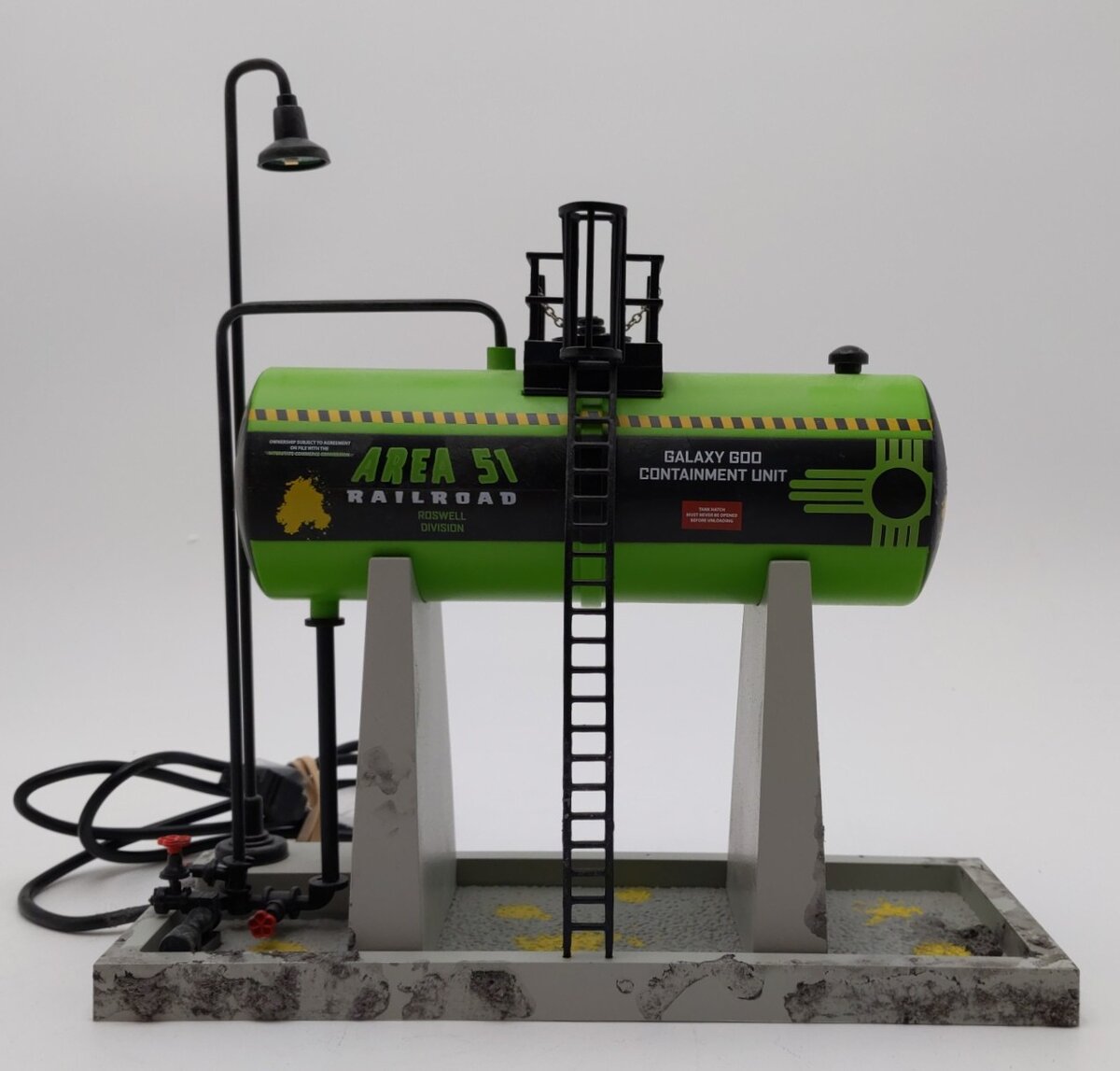 Lionel 2129210 O Assembled Plug-Expand-Play Area 51 Elevated Oil Tank EX/Box