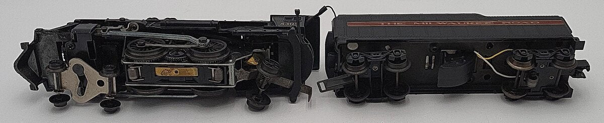 Lionel 6-8305 O Gauge Milwaukee 4-4-2 Steam Locomotive & Tender EX