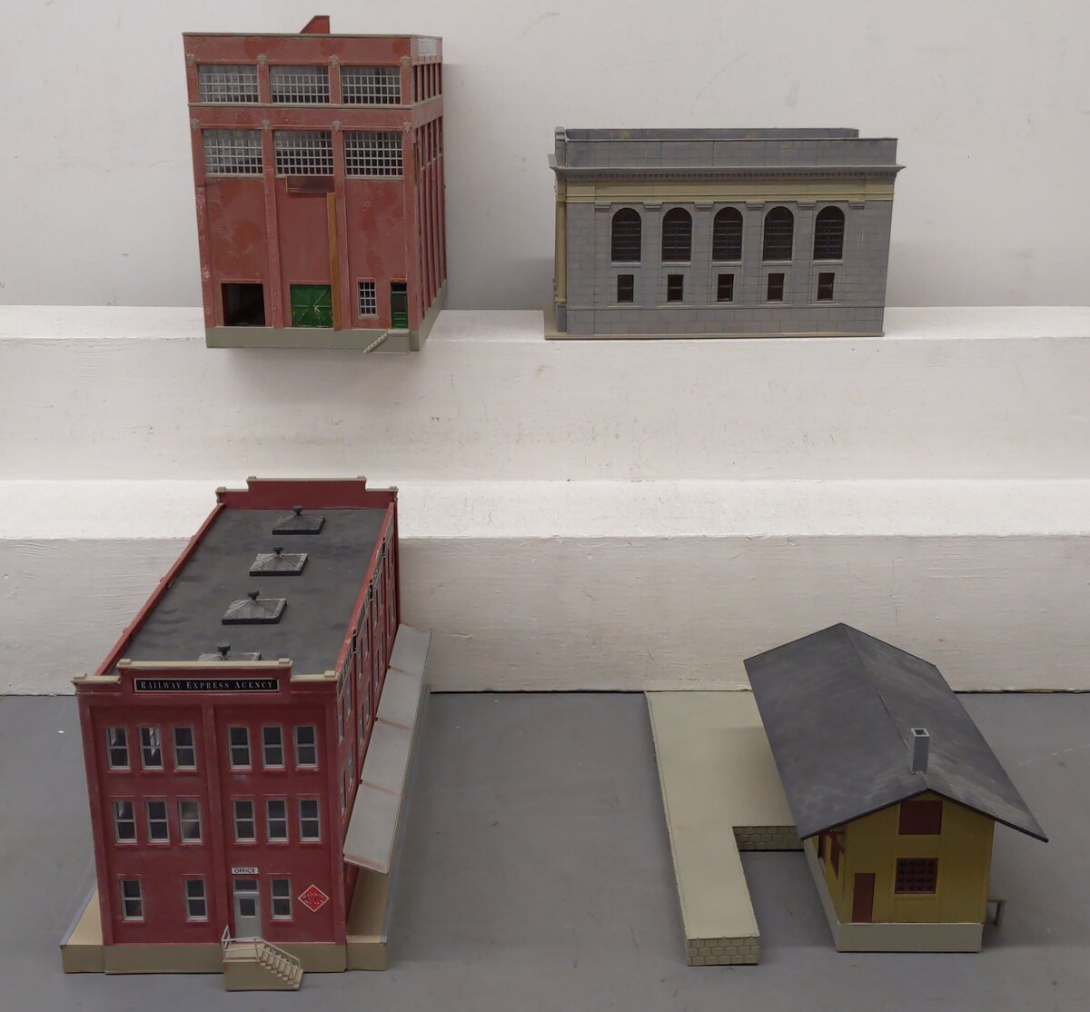 Assorted HO Scale Buildings [4] EX
