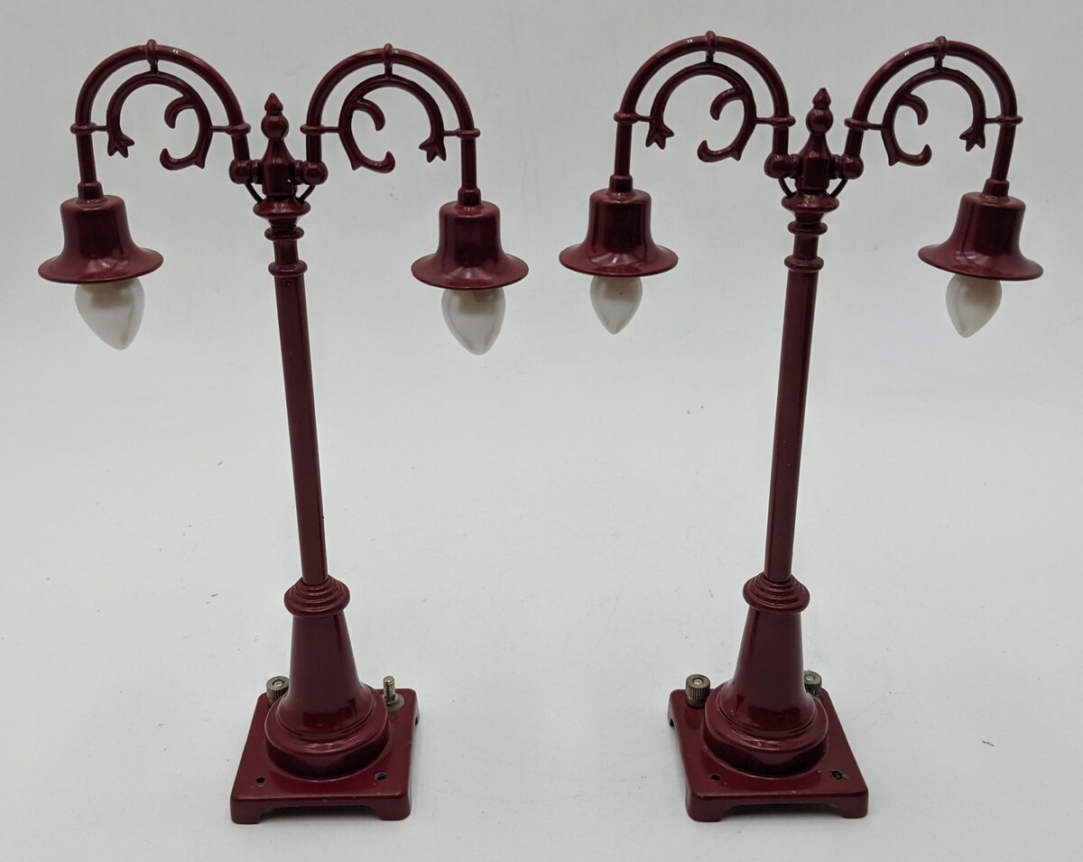MTH 20-1019 O Gauge No.54 Maroon Lamp Post Set (Set of 2) VG/Box