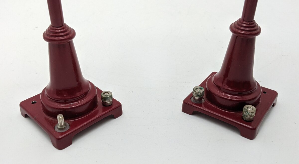 MTH 20-1019 O Gauge No.54 Maroon Lamp Post Set (Set of 2) VG/Box