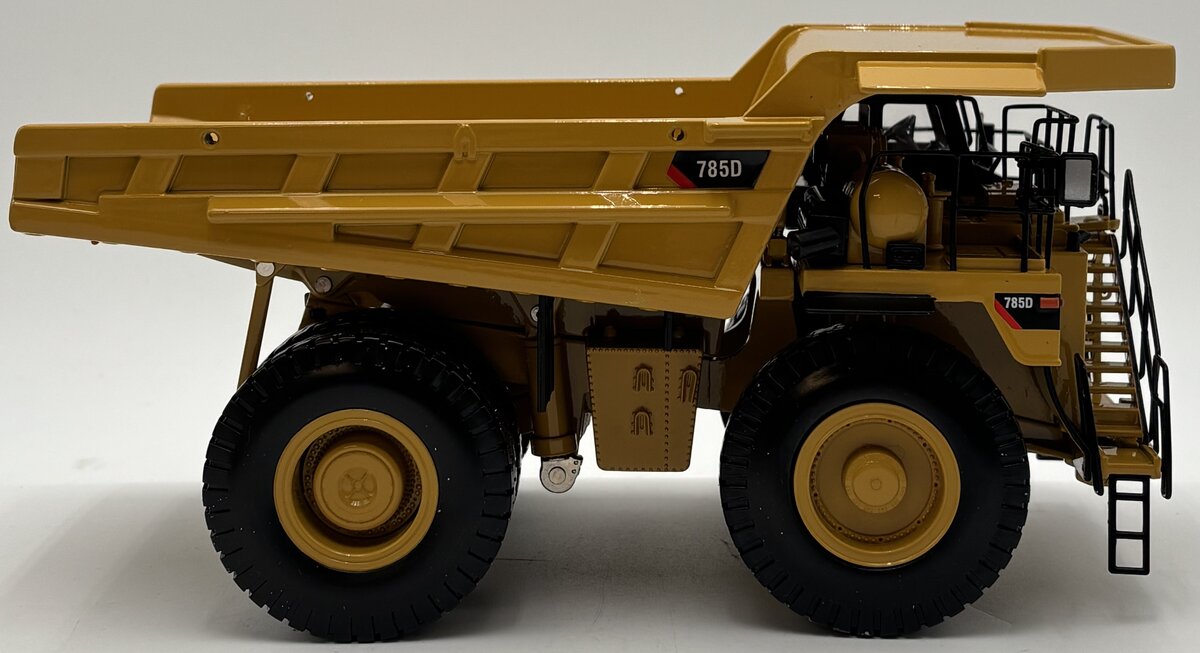 Norscot 55216 1:50 Scale Diecast Caterpillar 785D Mining Dump Truck EX/Box