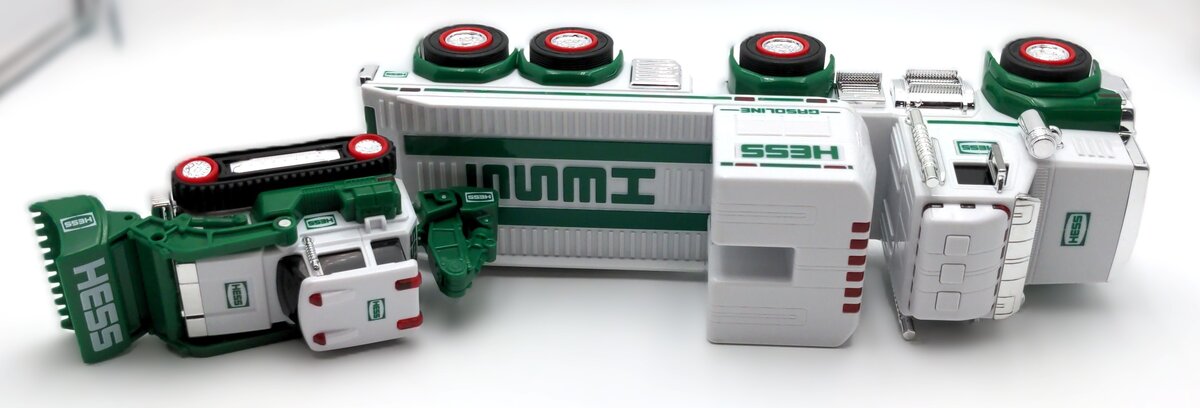 Hess 2013 Toy Tractor Trailer Flatbed & Tractor NIB