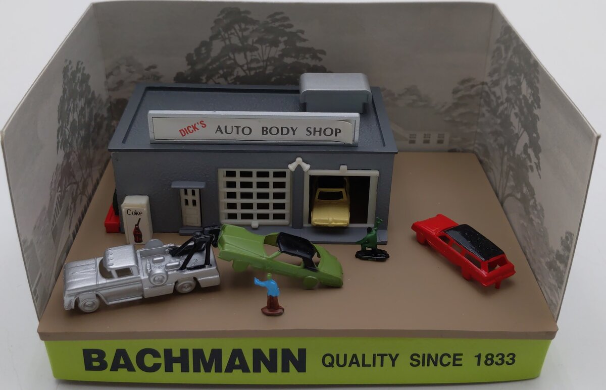 Bachmann 45708 N Built-Up Auto Body Shop With Figures LN/Box