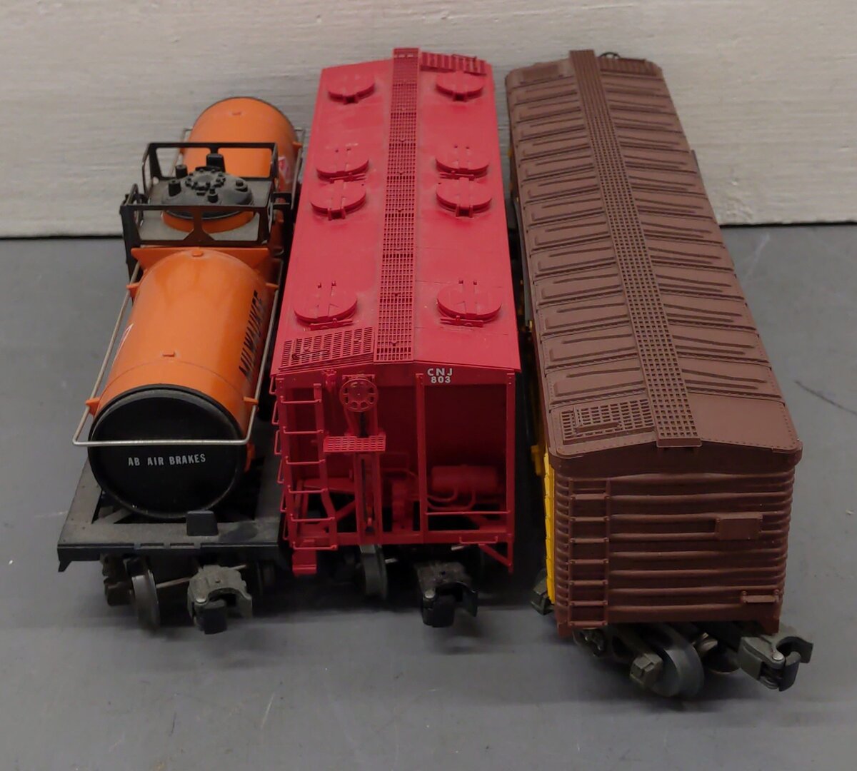 Assorted Lionel O Scale Freight Cars #19500 #19600 #803 [3] EX