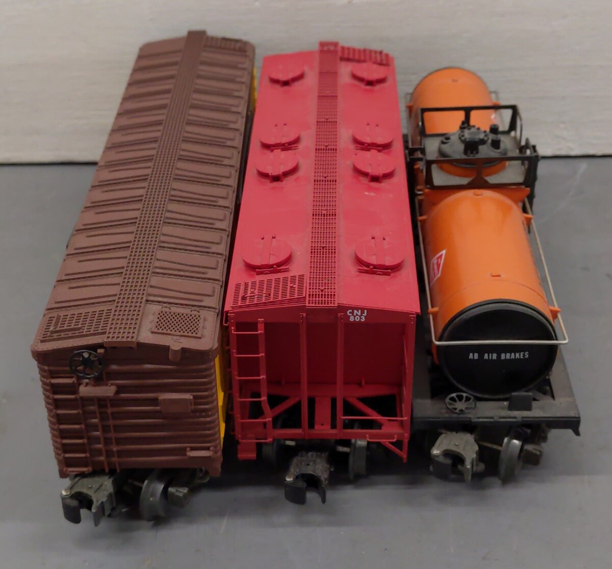 Assorted Lionel O Scale Freight Cars #19500 #19600 #803 [3] EX